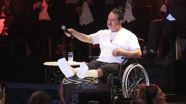 İbrahim Tatlıses, tekerlekli sandalyede iki ayağı alçılı konser verdi: Allah bitti demeden bitmiyor - Sputnik Türkiye