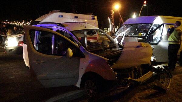 Van'ın Gevaş ilçesinde düzensiz göçmenleri taşıyan minibüsün kamyonete çarpması sonucu meydana gelen kazada 1 kişi hayatını kaybetti, 13 kişi de yaralandı. - Sputnik Türkiye