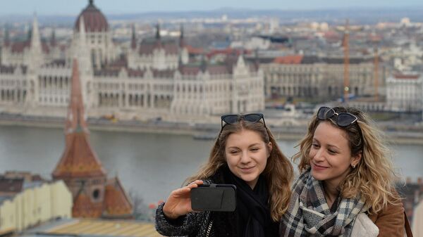 Macaristan -  Budapeşte'deki parlamento binası - selfie - kadın - Sputnik Türkiye