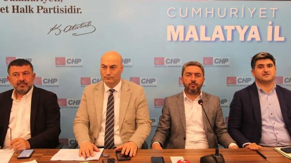 CHP genel başkan yardımcıları Fethi Açıkel, Veli Ağbaba ve Onursal Adıgüzel Malatya'da basın toplantısı düzenledi. - Sputnik Türkiye