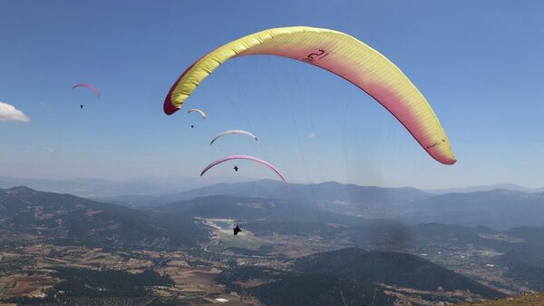 72 yaşındaki paraşütçü 35 yıldır gökyüzünde: En uzun uçtuğu mesafe Antalya'dan Eskişehir'e  - Sputnik Türkiye