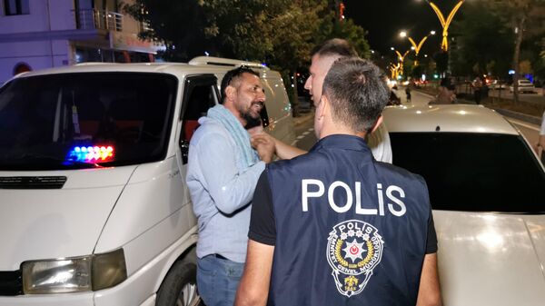 Çakarlı araçla yakalanan sürücü: Abartıyorsunuz, vatan haini miyim? - Sputnik Türkiye