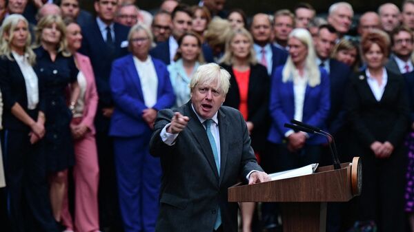 Britanya Başbakanı Boris Johnson, Kraliçe 2. Elizabeth'e resmen istifasını sunmak için son kez çıktığı  Downing Sokağı 10 Numara'nın ikonik kapısı önünde veda konuşması yaptı.  - Sputnik Türkiye