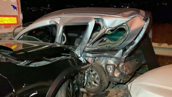 Samsun'da, bir TIR'dan yakıt akması sonucu kayganlaşan yolda 23 aracın karıştığı zincirleme kazada 9 kişi yaralandı.
 - Sputnik Türkiye