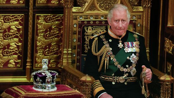 İngiltere Kraliçesi 2. Elizabeth'in en büyük oğlu Charles halktan hiçbir zaman annesinin topladığı kadar destek toplayamadı. İngiliz medyasına göre bu durum, yeni Kral Charles'ı bazı zorluklarla karşı karşıya bırakabilir. 
Charles ilk eşi Diana'ya karşı soğuk davranma gibi suçlamalarla gündeme geldiği 1990'lı yıllardan bu yana halkla ilişkiler konusunda ciddi sorunlarla karşılaştı. Her ne kadar son yıllarda basında daha olumlu bir imaja sahip olsa da Prens Charles mesafeli duruşu nedeniyle medyada diğer kraliyet üyelerinden daha kolay hedef alındı. - Sputnik Türkiye