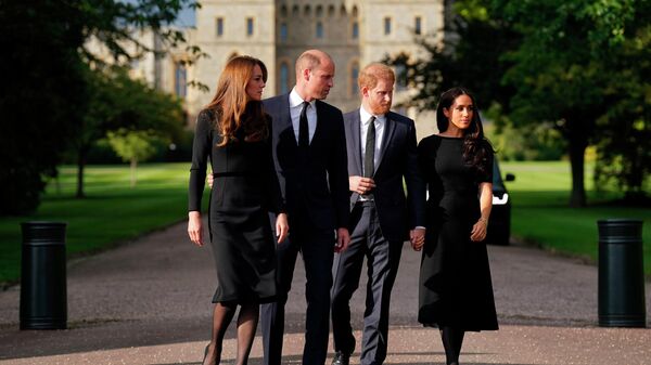 96 yaşında yaşamını yitiren İngiltere Kraliçesi 2. Elizabeth için düzenlenen törene Prens Harry ve Meghan Markle da katıldı. ABD’ye taşınarak kraliyet ailesinden ayrılan çift, uzun bir aradan sonra ilk defa Kate Middleton ve Prens William ile yan yana görüntülendi. - Sputnik Türkiye