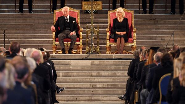Britanya'da Kraliçe 2. Elizabeth'in ölümünün ardından tahta geçen Kral 3. Charles, eşi Camilla'nın eşliğinde gittiği parlamentoya evsahipliği yapan Westminster Sarayı'nın en eski yapısı Westminster Hall'da milletvekillerine seslendi.  - Sputnik Türkiye