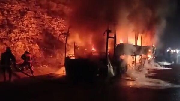 Mersin’in Tarsus ilçesinde seyir halindeki yolcu otobüsü alev alev yandı. 18 yolcu polislerin yardımıyla yanan araçtan yara almadan kurtarıldı. - Sputnik Türkiye