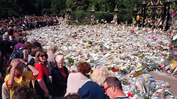İngiltere’nin en uzun süre tahtta kalan hükümdarı Kraliçe 2. Elizabeth’in hayatını kaybetmesinin ardından sevenleri tarafından bırakılan çiçekler ve sevgi notları, 1997 yılında Fransa’da geçirdiği trafik kazasında yaşamını yitiren Prenses Diana’ya bırakılan çiçekler ile kıyaslandı. - Sputnik Türkiye