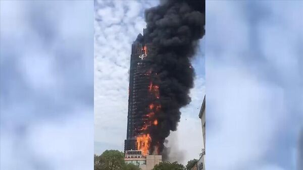Çin'in Hunan eyaletinin merkezi Çangşa'daki China Telecom'a ait 42 katlı gökdelende yangın çıktı. - Sputnik Türkiye