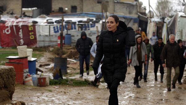Angelina Jolie, Lübnan'daki Suriyeli mültecilerin kampını ziyaret etti - 2016 - Sputnik Türkiye