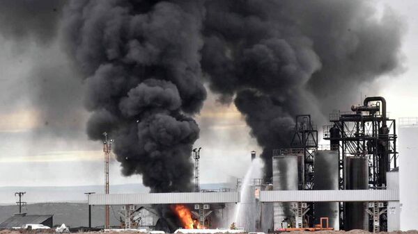 Arjantin'in Neuquen eyaletinde yer alan bir petrol rafinerisinde patlama yaşandı. Yerel medyaya göre dev bir yangına sebep olan patlama sonucu rafineride çalışan 3 kişi hayatını kaybetti.  - Sputnik Türkiye