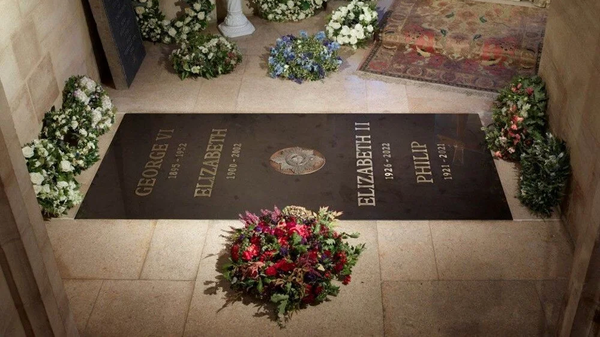 Buckingham Sarayı, 96 yaşında hayatını kaybeden ve geçtiğimiz hafta St George Şapeli’nde eşi Prens Philip ile birlikte defnedilen Kraliçe Elizabeth'in mezar taşını paylaştı. Mezar, perşembe günü ziyarete açılacak. - Sputnik Türkiye
