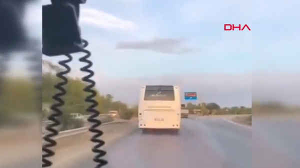 Tur midibüsü şoförü ambulansa yol vermedi
 - Sputnik Türkiye