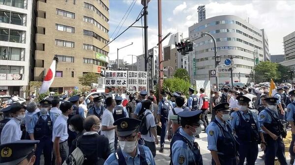 Japonya'nın başkenti Tokyo'da Temmuz 2022'de öldürülen eski Başbakan Şinzo Abe'nin cenazesi için devlet töreni kararına karşı düzenlenen protestolardan biri - Sputnik Türkiye