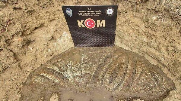 İzmir'in Ödemiş ilçesinde Roma dönemine olduğu değerlendirilen 2 bin yıllık mozaik, sütun başlığı ve mermer mimari parça ele geçirildi, 1 kişi gözaltına alındı. - Sputnik Türkiye