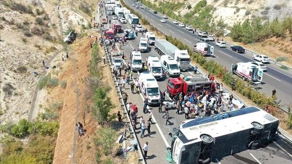 16 kişinin öldüğü kazadan kurtulan annenin ifadesi: Şoför perdeyi düzeltirken kontrolünü kaybetti  - Sputnik Türkiye
