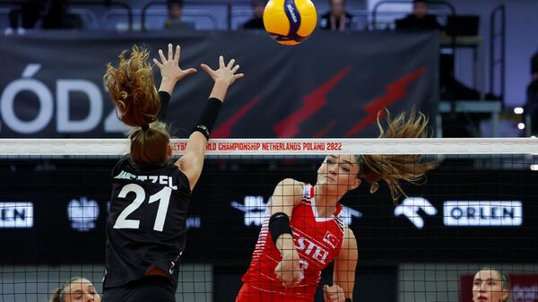 Türkiye A Milli Kadın Voleybol Takımı, Hollanda ve Polonya'nın ev sahipliğinde gerçekleştirilen FIVB Dünya Voleybol Şampiyonası 2. tur F Grubu ilk maçında Polonya'nın Lodz şehrindeki Sport Arena'da Almanya ile karşılaştı - Sputnik Türkiye