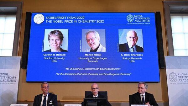 2022 Nobel Kimya Ödülü,  biyo-ortogonal kimyanın geliştirilmesi için yaptıkları çalışmalar sebebiyle Carolyn R. Bertozzi, Morten P. Meldal ve Karl Barry Sharpless'e verildi. - Sputnik Türkiye