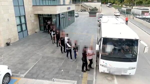 Kahramanmaraş merkezli 3 ilde polis tarafından tefecilere yönelik yapılan operasyonda 12 kişi gözaltına alındı. Paraya sıkışan vatandaşların kredi kartını alışveriş yapmış gibi pos cihazından geçirip, yüzde 3 ile yüzde 10 arasında komisyon olarak aylık 1 milyon lira kazanç sağladıkları belirlenen şüpheliler sorgulanmak üzere emniyete götürüldü. - Sputnik Türkiye
