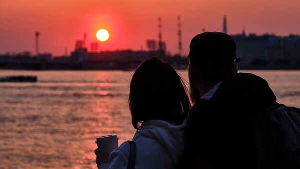 İki sevgili gün batımını izliyorlar - Sputnik Türkiye