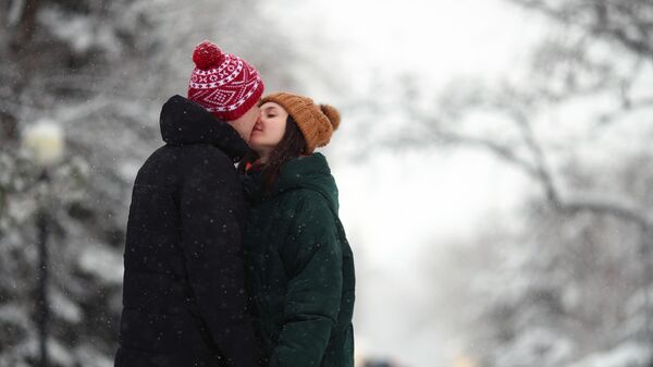 Volgograd parkında öpüşen aşıklar  - Sputnik Türkiye