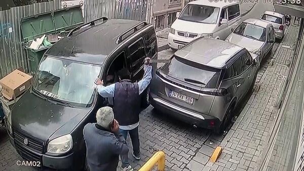 Fatih'te yol isteyen sürücüye döner bıçağıyla saldıran kağıt toplayıcısı yakalandı  - Sputnik Türkiye