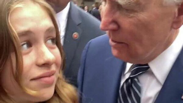 Irvine Valley Yüksekokulu'ndaki bir etkinliğe katılan ABD Başkanı Joe Biden, selfie çekimi sırasında arkadan omuzlarını tuttuğu bir kıza 30 yaşına kadar erkeklerle ciddi ilişki yok derken görüntülendi. - Sputnik Türkiye