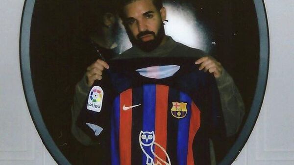 Spotify'da 50 milyar dinlemeye ulaşan ilk sanatçı olan Drake'in logosu Barcelona formasında - Sputnik Türkiye