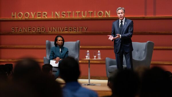 Oğul Bush döneminin Dışişleri Bakanı Condoleezza Rice ile birlikte Stanford Üniversitesi'nin bir forumuna katılan ABD Dışişleri Bakanı Antony Blinken, konuşma yaparken - Sputnik Türkiye