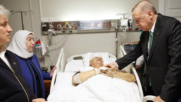 Cumhurbaşkanı Erdoğan, trafik kazası geçiren Binali Yıldırım'ı Başakşehir Çam ve Sakura Şehir Hastanesi'nde ziyaret etti  - Sputnik Türkiye