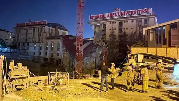 İstanbul Küçükçekmece'de, bir konut şantiyesinin istinat duvarının çökmesi sonucu, bitişiğindeki özel üniversitenin 3 katlı binası da çöktü, üniversitenin ana binasında da büyük hasar oluştu. - Sputnik Türkiye