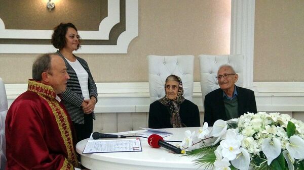 Sağlık ocağında tanışıp evlenen yaşlı çift - Sputnik Türkiye