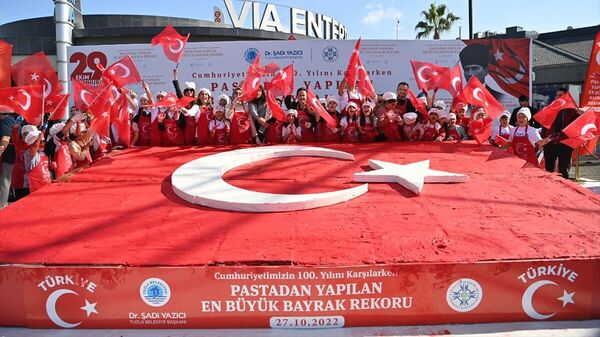Türk bayrağından yapılan pasta dünya rekoru kırdı - Sputnik Türkiye