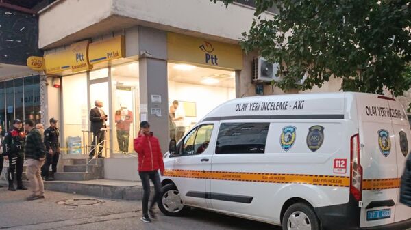 Gaziantep'te bir PTT şubesine gelen silahlı soyguncu, yaklaşık 10 bin lirayı çalarak kaçtı - Sputnik Türkiye