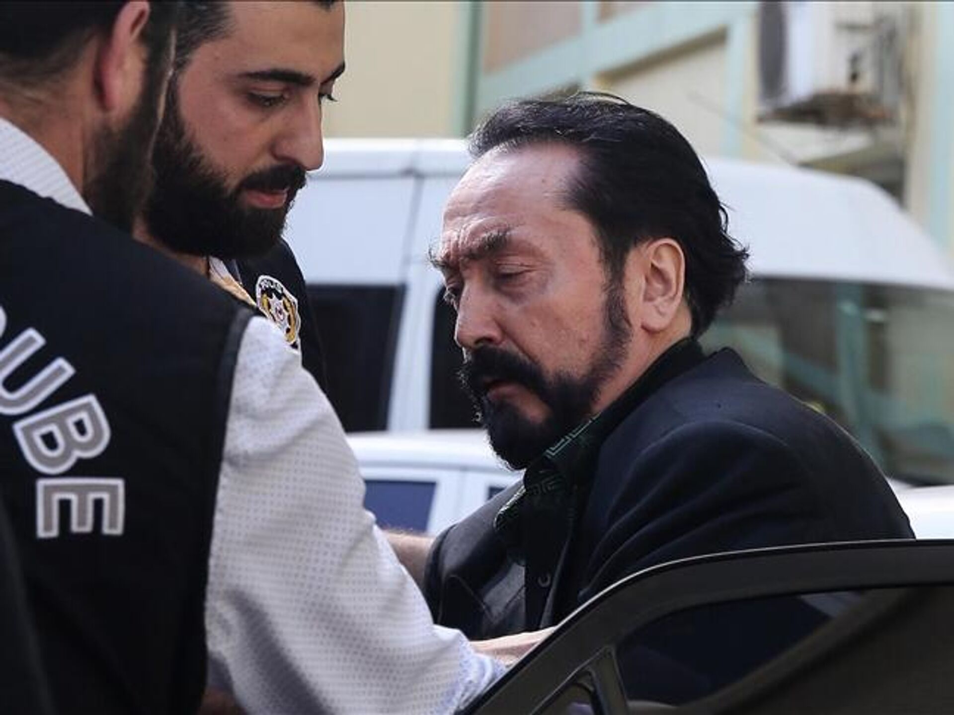 Adnan Oktar operasyonunu yöneten Sezer, son fotoğraftaki detaya dikkat  çekti: 'Bu normal değil' - 14.02.2024, Sputnik Türkiye