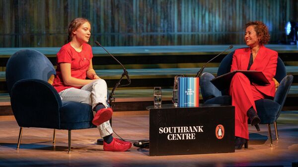 Greta Thunberg (solda), Londra'daki Southbank Merkezi'nin etkinliğinde BBC'den Samira Ahmed'in moderatörlüğündeki soru-cevap seansında - Sputnik Türkiye