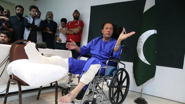Pakistan'da silahlı saldırıda yaralanan eski Başbakan İmran Han, sağlığına kavuşur kavuşmaz protesto gösterilerine başlayacağını açıkladı. - Sputnik Türkiye