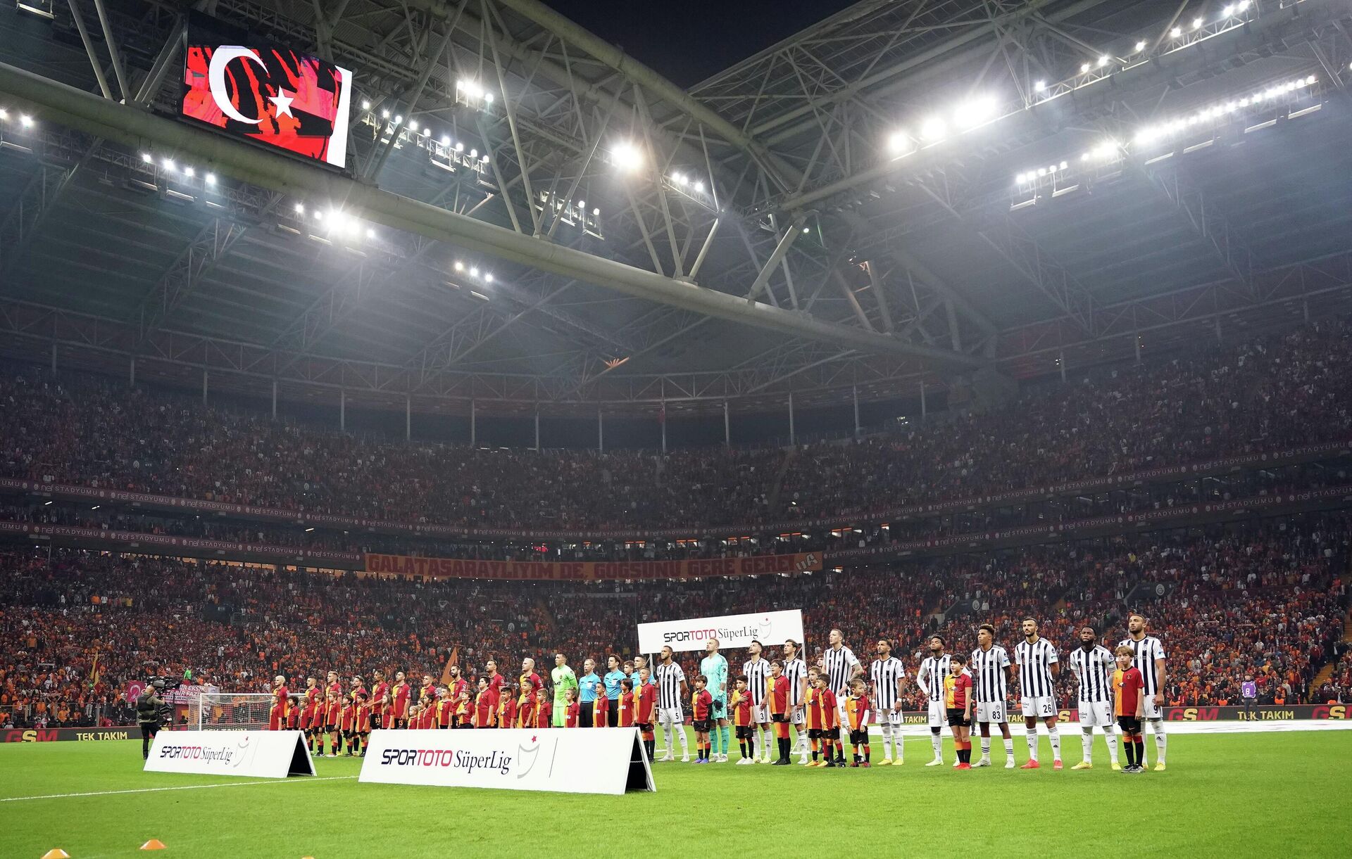 Galatasaray - Beşiktaş derbisinin ardından yıldız savaşları