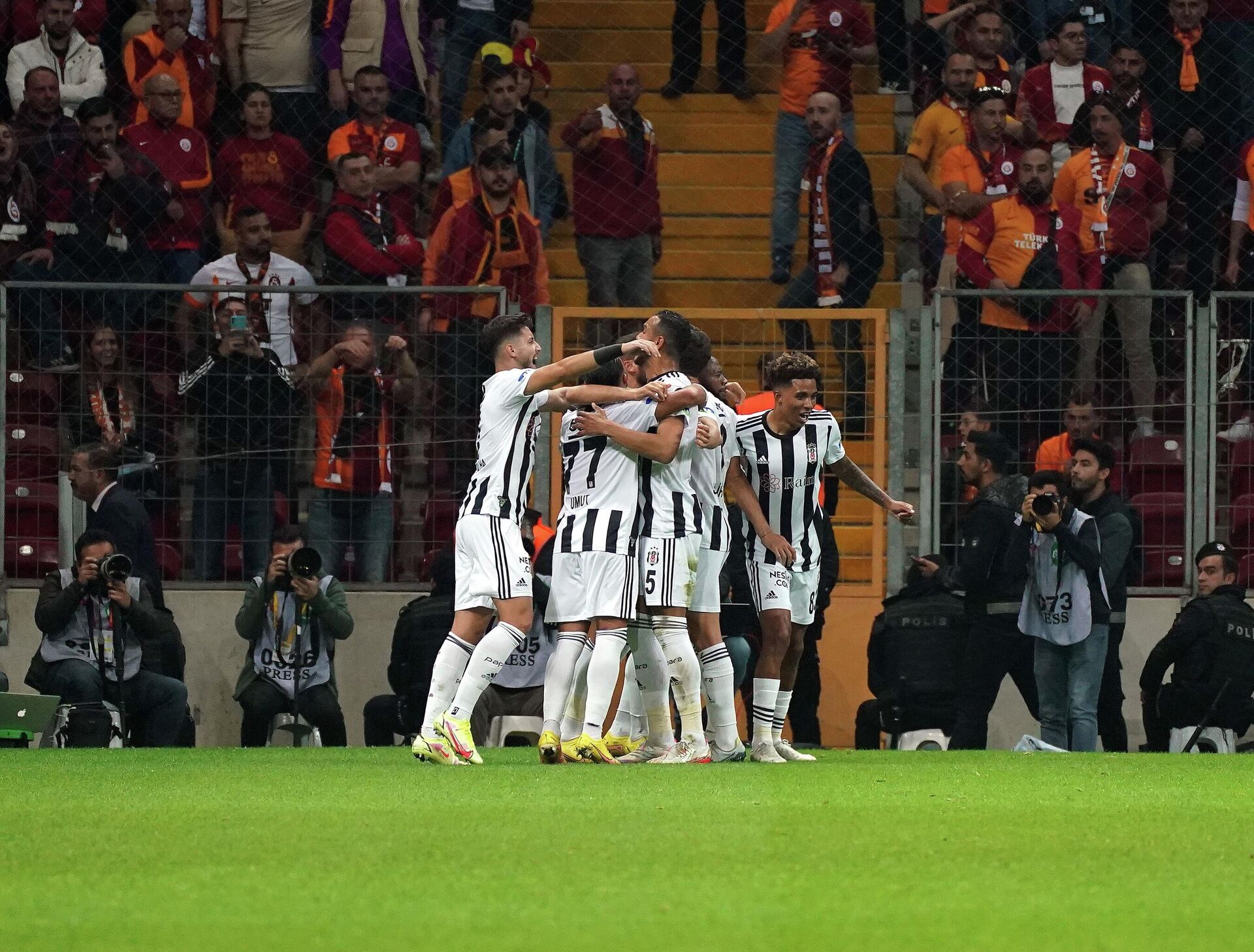 Galatasaray - Beşiktaş derbisinin ardından yıldız savaşları