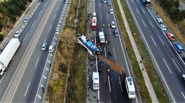 Bolu'da yolcu otobüsü devrildi - Sputnik Türkiye