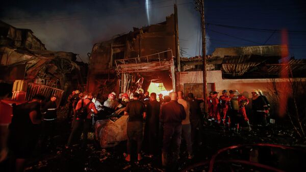 Irak'ın başkenti Bağdat'ın Veziriye bölgesinde ıtriyat ve parfüm deposu olarak kullanılan 3 katlı binada çıkan yangında 32 kişinin yaralandığı, meydana gelen çökme sonucu göçük altında kalan 10 kişinin kurtarılmaya çalışıldığı belirtildi. - Sputnik Türkiye