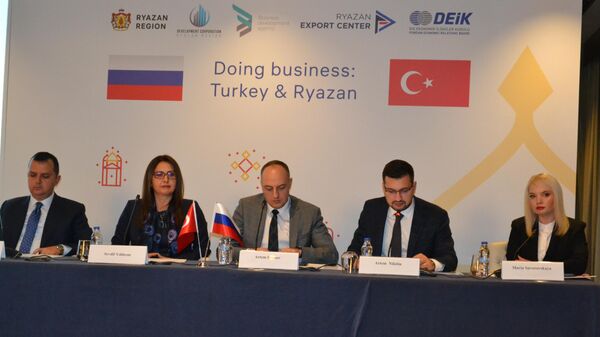İstanbul'da InterContinental Hotel’de gerçekleşen Turkey & Ryazan’ iş programı kapsamında katılımcılara Rusya'nın Ryazan Bölgesi'nin yatırım imkanları, Ryazan iş dünyasının ihracat projeleri ve Türkiye ile iş birliği için olası ortak alanlar sunuldu. - Sputnik Türkiye