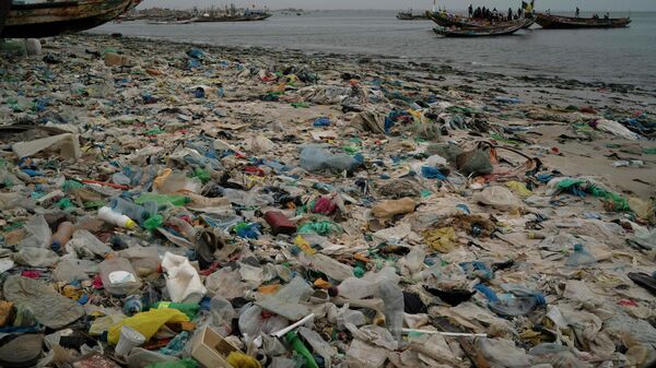 Senegal'in 'Plastik Adam'ı, yıllardır çevre kirliliğiyle mücadele ediyor - Sputnik Türkiye