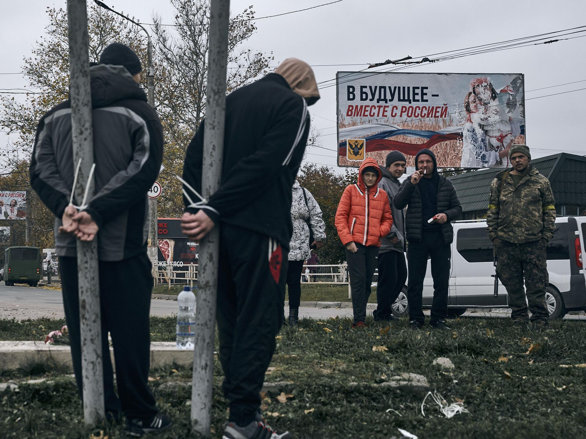 Над населением. Привязанные к столбам жители Херсона. Расстрел херсонских активистов. Убийство военнопленных России на Украине. Военнопленные на Украине.