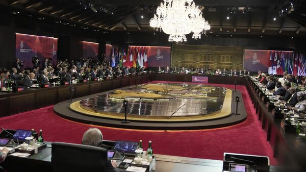 Endonezya Devlet Başkanı Joko Widodo, G20 liderler zirvesinde yaptığı açılış konuşmasında savaş konusundaki fikir ayrılıklarına rağmen küresel ekonomiyi düzeltmek için dünya liderlerine birlikte somut adımlar atılması çağrısında bulundu. - Sputnik Türkiye