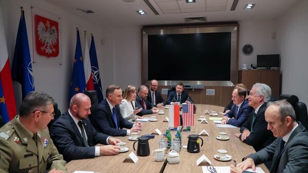 Polonya Cumhurbaşkanı Andrzej Duda ile ABD Merkezi İstihbarat Teşkilatı (CIA) Başkanı Bill Burns Polonya’nın başkenti Varşova’da bir araya geldi. - Sputnik Türkiye