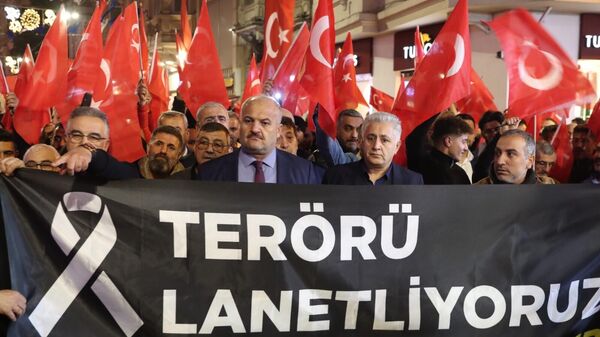 İstanbul Taksiciler Esnaf Odası Başkanı Eyüp Aksu ve kentteki çok sayıda taksi şoförü, İstiklal Caddesi'ni ziyaret ederek terör saldırısında hayatını kaybedenleri andı. - Sputnik Türkiye