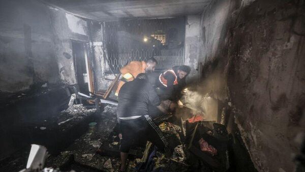 Gazze'nin kuzeyindeki kampta bir binada çıkan yangında en az 21 kişi hayatını kaybetti. - Sputnik Türkiye