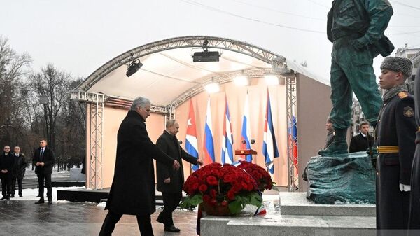 Putin Moskova'da Castro Heykeli'ni açılışını yaptı - Sputnik Türkiye
